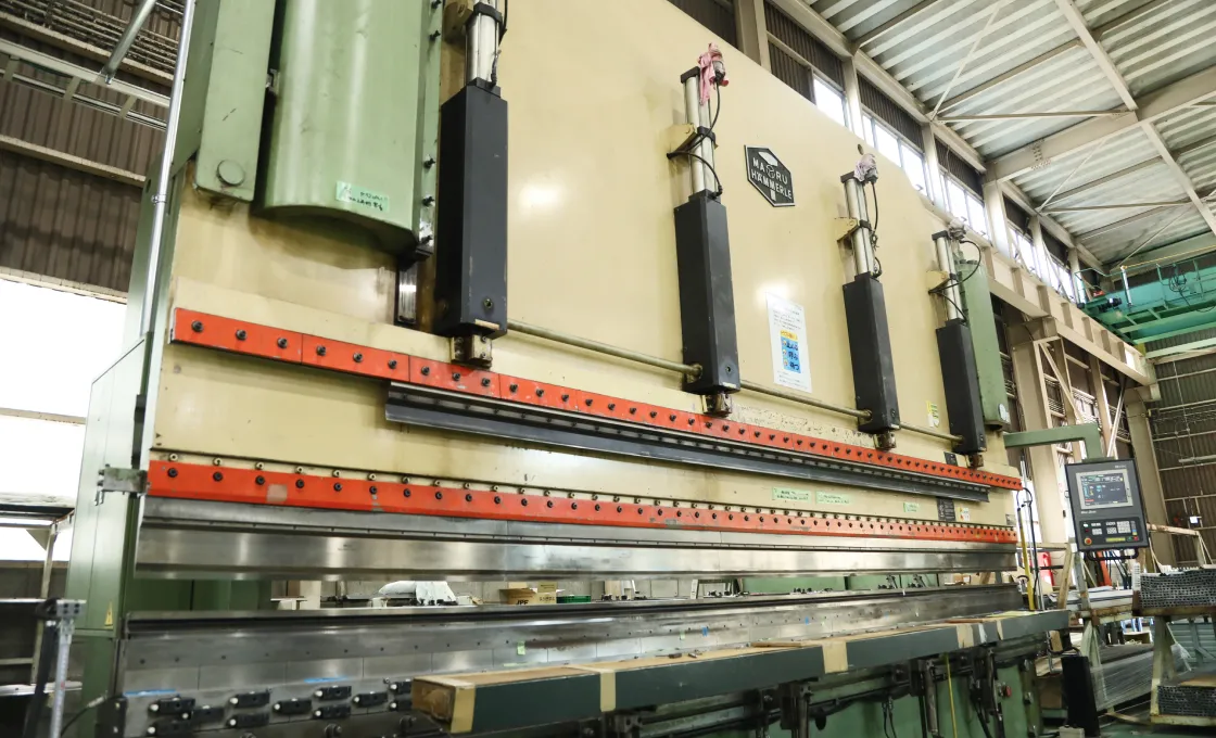 NCプレスブレーキ（ベンダー）